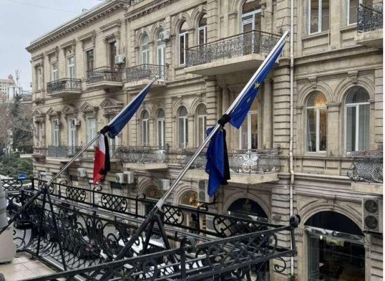 Fransanın Azərbaycandakı səfirliyində bayraqlar endirildi 